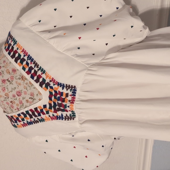 BNWT Beautiful top with Aztec style print and puffy bubble sleeves - Picture 2 of 6